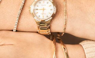 Image: Gold watch on wrist