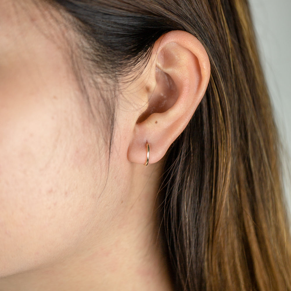 Classic Round Sapphire & Diamond Hinged Hoop Earrings in 9ct Yellow GoldGemondoEarrings – Gemondo UK Classic Round Sapphire & Diamond Hinged Hoop Earrings in 9ct Yellow GoldGemondoEarrings – Gemondo UK