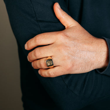 Agate and Diamond Gents Ring in 9ct Yellow Gold
