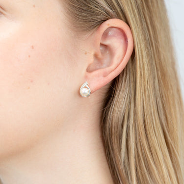 Sterling Silver Boxed Freshwater Pearl and Zirconia Set on Chain